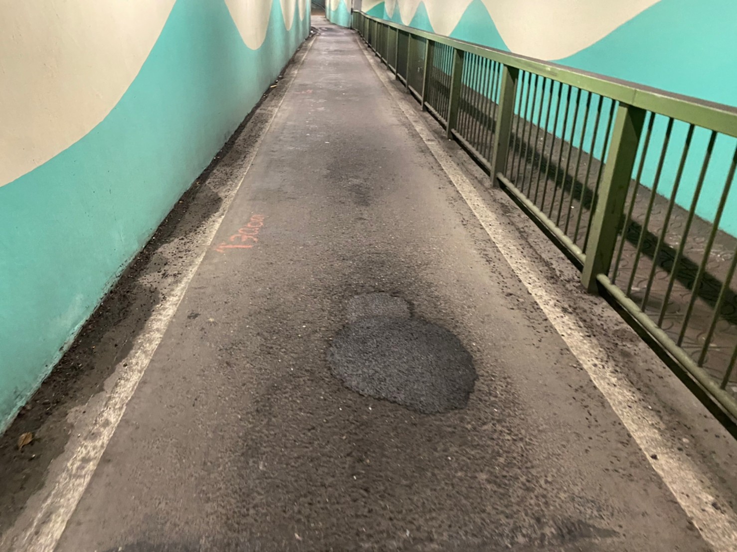 養工處為改善三重區力行路地下道機車道品質，13日夜間將封閉機車道進行銑鋪，請機車族提前改道。