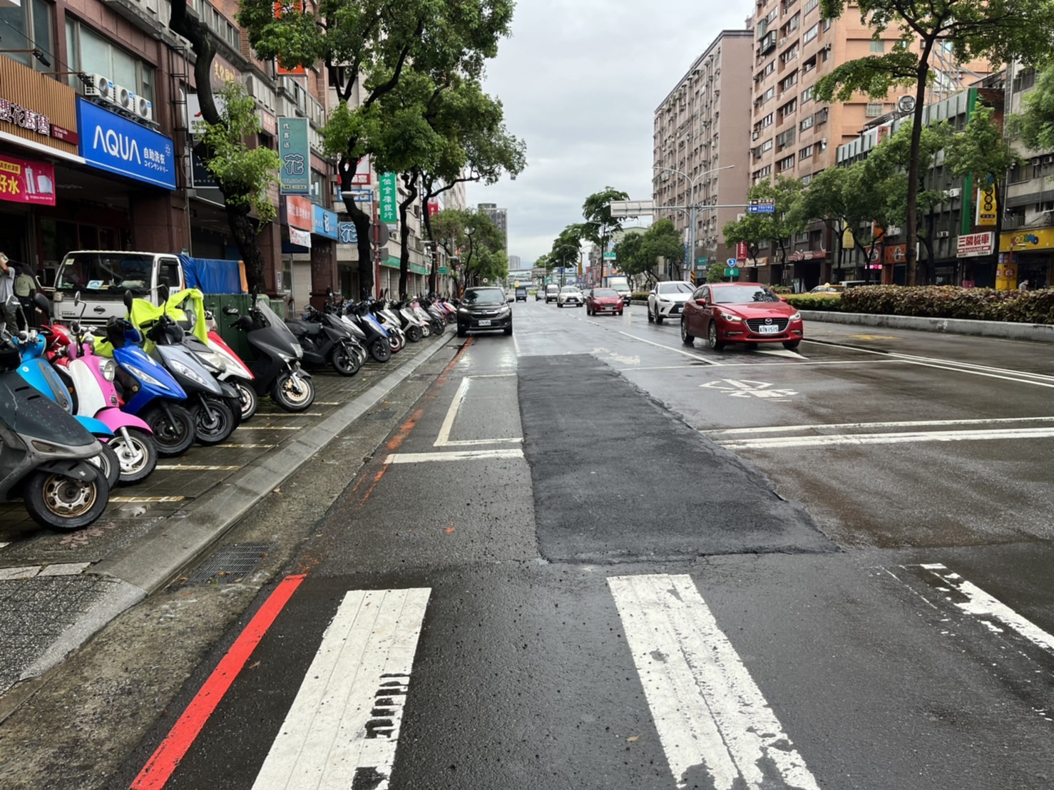 為改華江橋頭至雙十路口道路品質，新北市政府於6月17、18日連續兩天夜間交管進行銑鋪，請用路人配合交管提前改道。