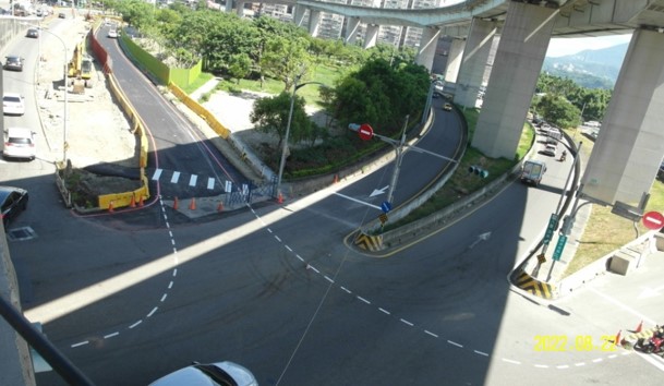 往來蘆洲和五股間重要橋梁成蘆大橋往五股方向，下橋處因引道束縮導致成泰路口汽機車轉向交織，造成交通混亂，新北市政府養工處自9月1日起至明年5月底，進行五股端橋梁拓寬工程，希望提供用路人完善的通行環境。