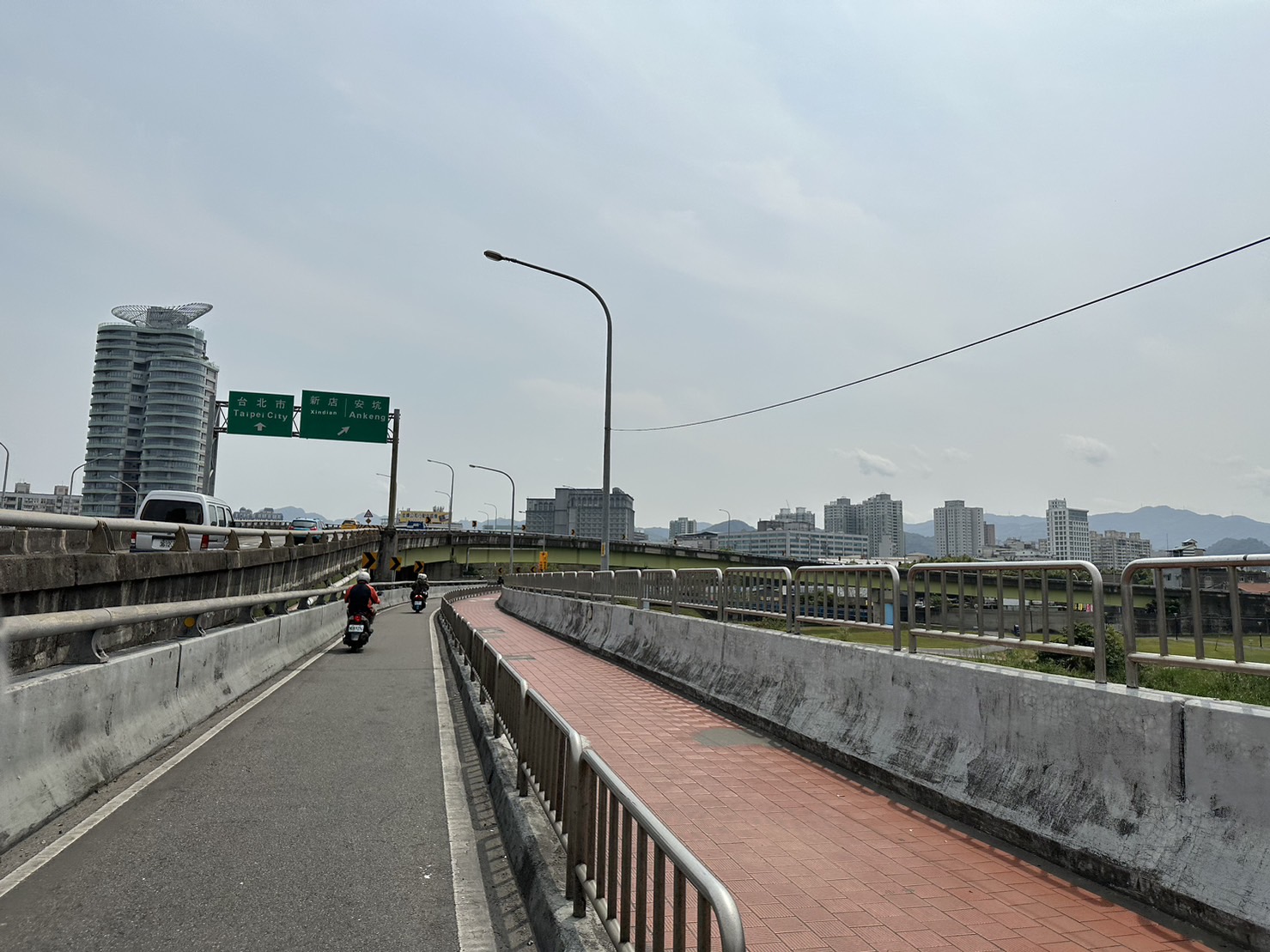 秀朗橋機車道。