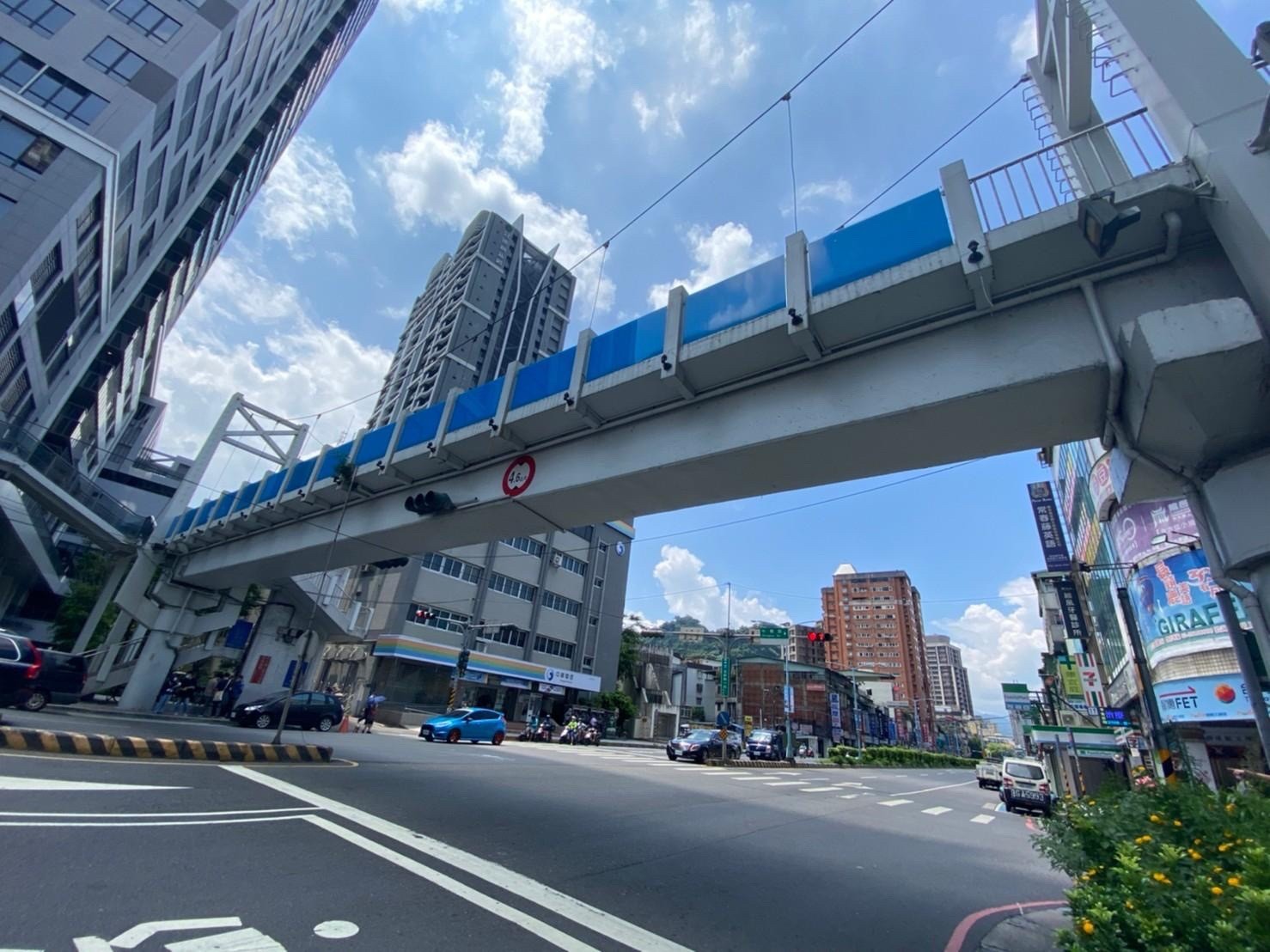 位於新店區北新路一段(捷運新店區公所站)的千禧陸橋，長期使用率低，經過多方面評估後決定進行拆除。
