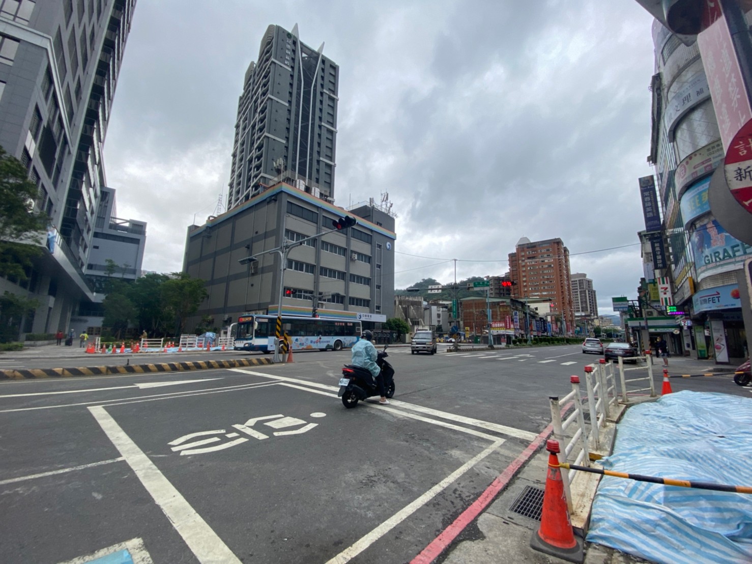 新店千禧陸橋於今日清晨拆除完畢，使北新路一段（捷運新店區公所站)天際線頓時開闊許多。