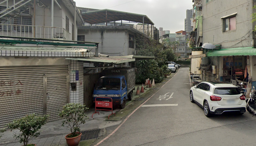 永和永貞路347巷閒置土地鄰近永和比漾廣場及樂華夜市，人潮眾多，停車需求量大，養工處主動清整閒置土地。