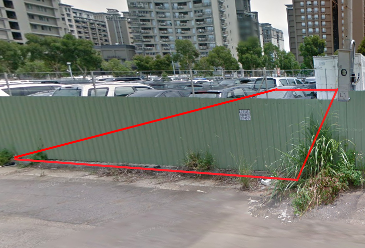 林口文明街138巷37號對面公有地遭私人製作圍籬營利做停車場使用，使文明街與三民路兩端居民往來兩處需繞行6分鐘。