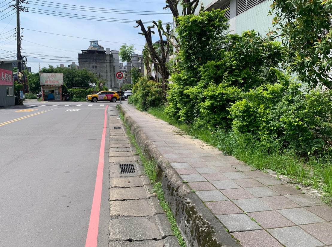 汐止北峰國小周邊人行道改善前現場有候車亭、電桿及喬木竄根等障礙物，以致通行空間狹窄不順。