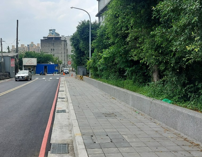 汐止北峰國小人行道改善後，提供寬敞安全的行人通行空間。