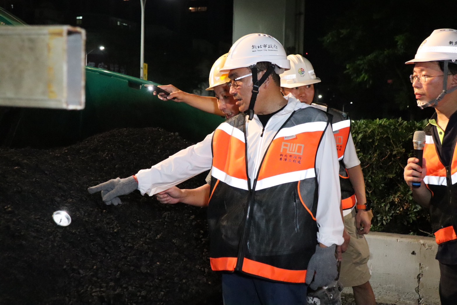新北市工務局正在進行新莊新北大道3~4段專案道路銑鋪工程，侯友宜市長前往視察，並以溫度計測量瀝青溫度是否達到156℃至175℃之間規定，經查驗後合格始進行專案道路鋪設。