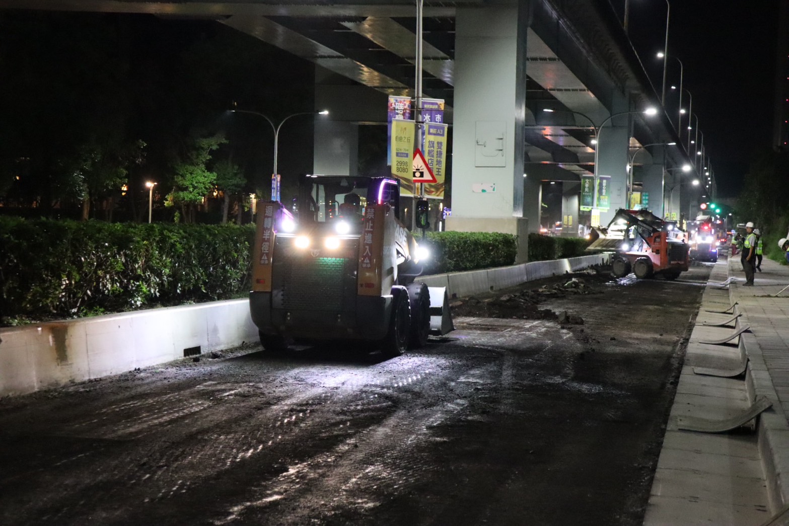 新北大道是往來新北市新莊、泰山及三重區的重要道路，路面重車出入頻繁負荷量大，因此新北市政府以專案道路分年分段進行專案銑鋪，最近正在新北大道3~4段進行專案道路夜間鋪設工程。