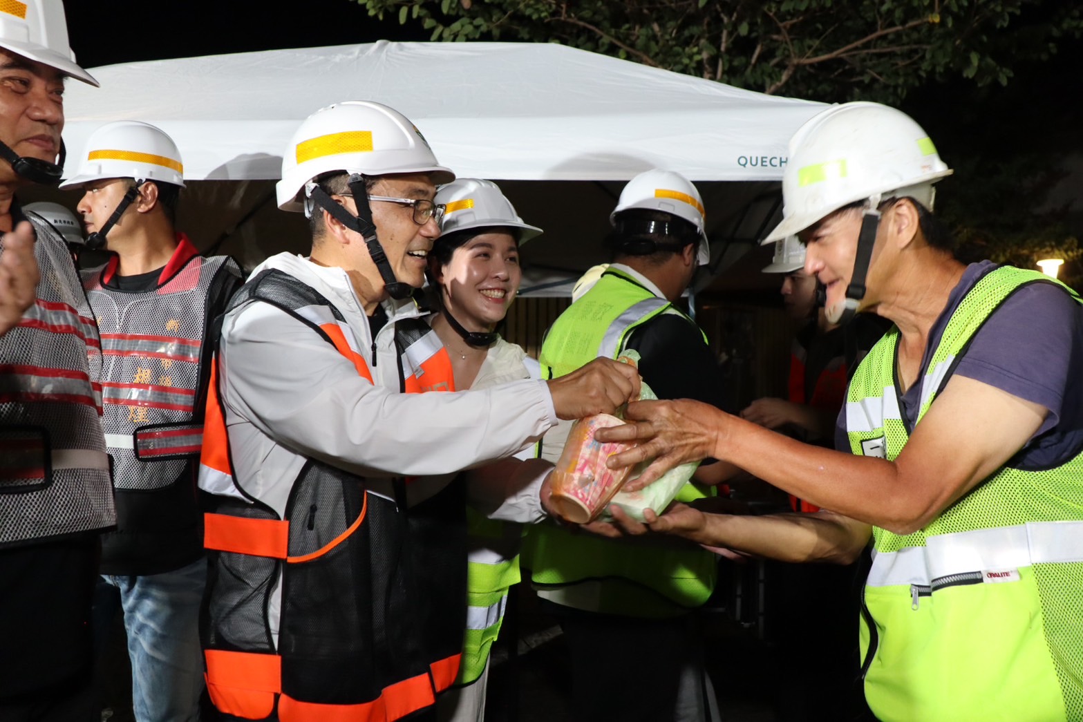 養工處正在新莊新北大道3~4段進行施工鋪路現場，了解專案道路銑鋪相關問題並致贈宵夜慰勞現場辛勤的第一線施工人員。