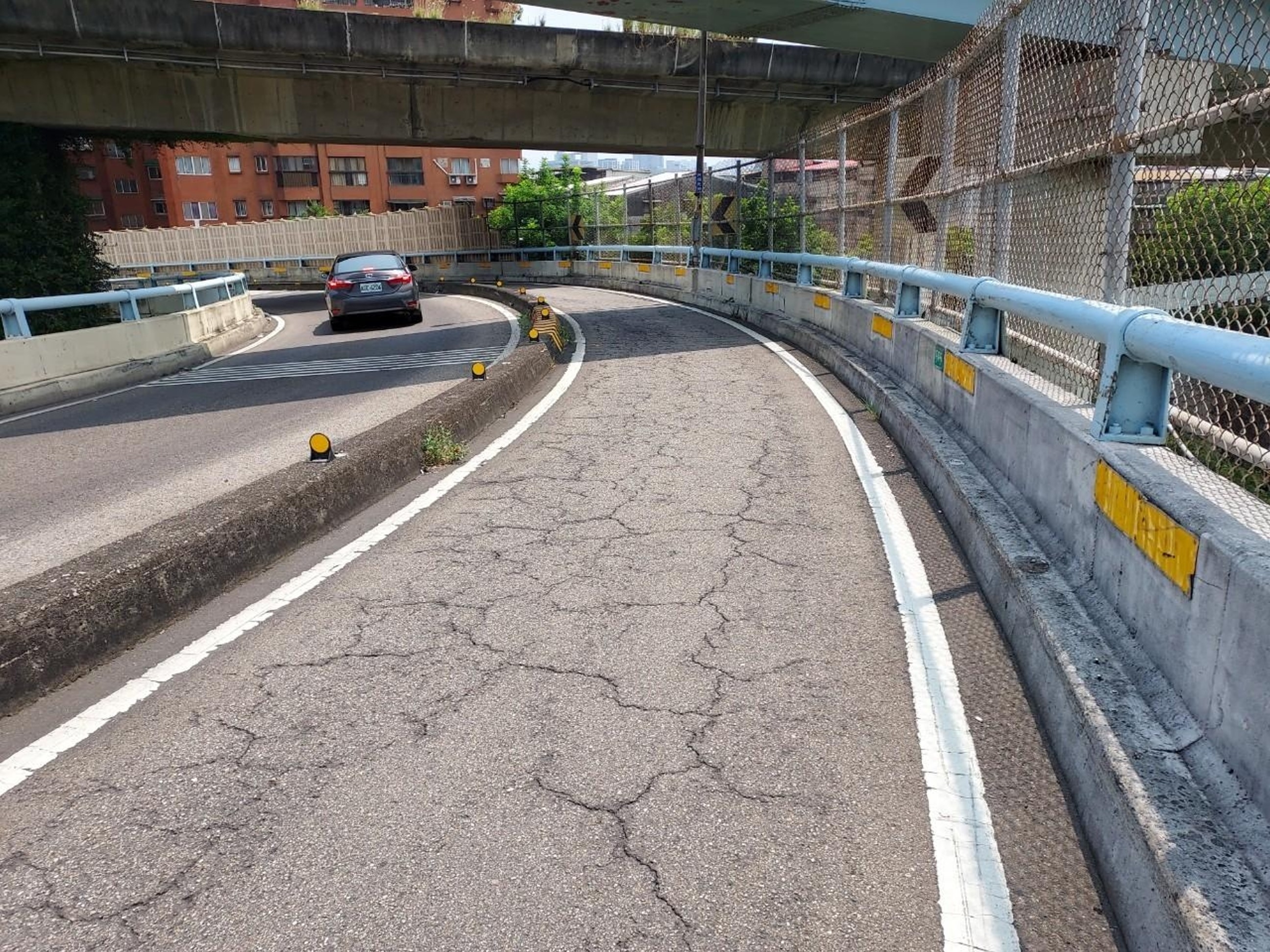 為改善華江橋機車道(往台北市方向)道路鋪面品質，並提升華江橋路燈夜間照明亮度，養工處將在9月24日至30日每天晚間11時至隔天清晨6時，辦理道路銑鋪與LED燈具更換工程。