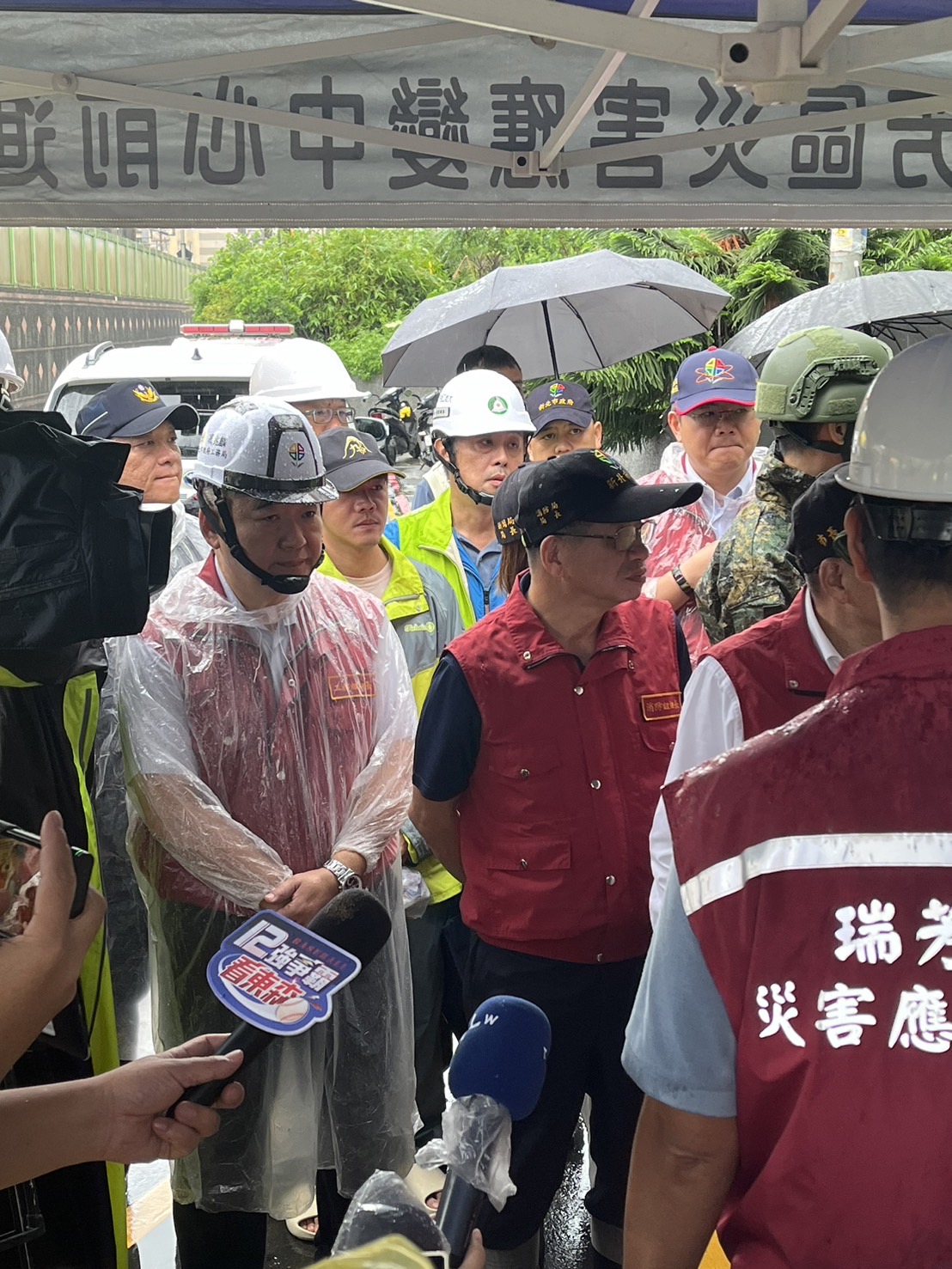 瑞芳高工下邊坡坍方，新北市長侯友宜率同事府相關局處前往現場勘，工務局長馮兆麟會同養工處同仁與專業技師到場，將接續進行邊坡整治復建工程。