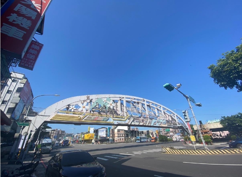 圖說： 土城中華陸橋拆除後，周邊人行道環境將豁然開朗，呈現嶄新的市容面貌。圖為拆除前照片。