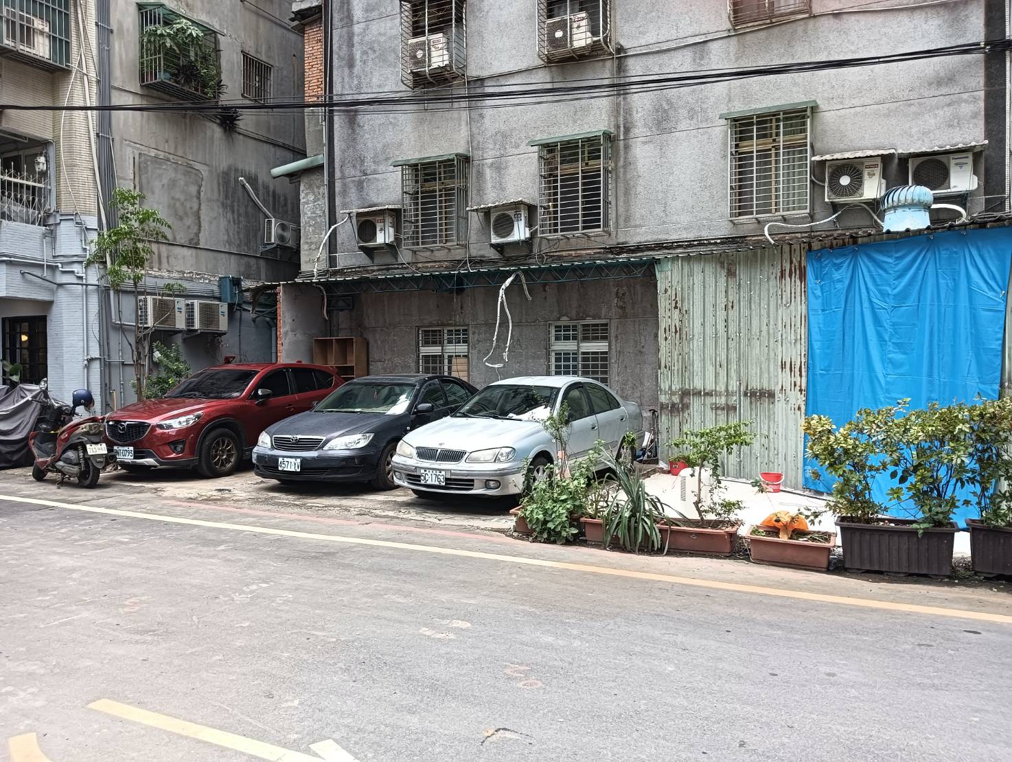 新北市政府持續推動「新北美樂地2.0」專案，活化板橋區民生路二段226巷打造UBIKE站點，排除佔用公有地，同時解決汽機車違停亂象。圖為施工前照片。