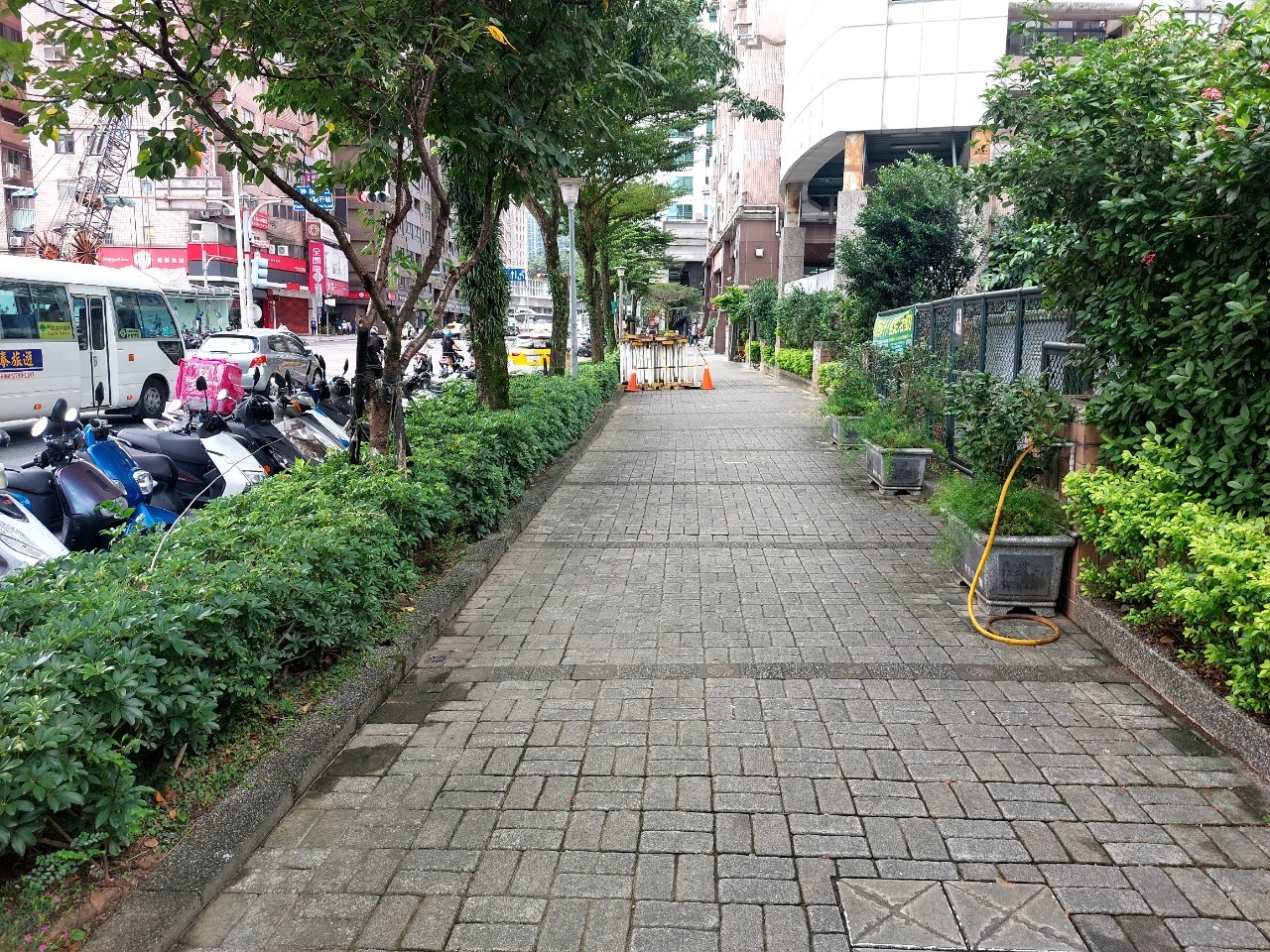 校園右側人行道_改善前