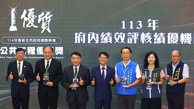 圖說：陳純敬副市長（中）頒發113年府內績效評核績優機關獎項，勉勵各單位持續精進，打造優質工程。