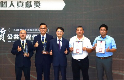 圖說：副市長陳純敬(中)頒發個人貢獻獎，分別由養工處黃裕智副總工程司(左二)及捷運工程局曾國嵐總工程司(左一)獲得第一、二類個人貢獻獎；兩位職人李健泳(右一)及簡松陽(右二)則展現卓越技術，雙雙榮獲第一線工班個人貢獻獎殊榮。