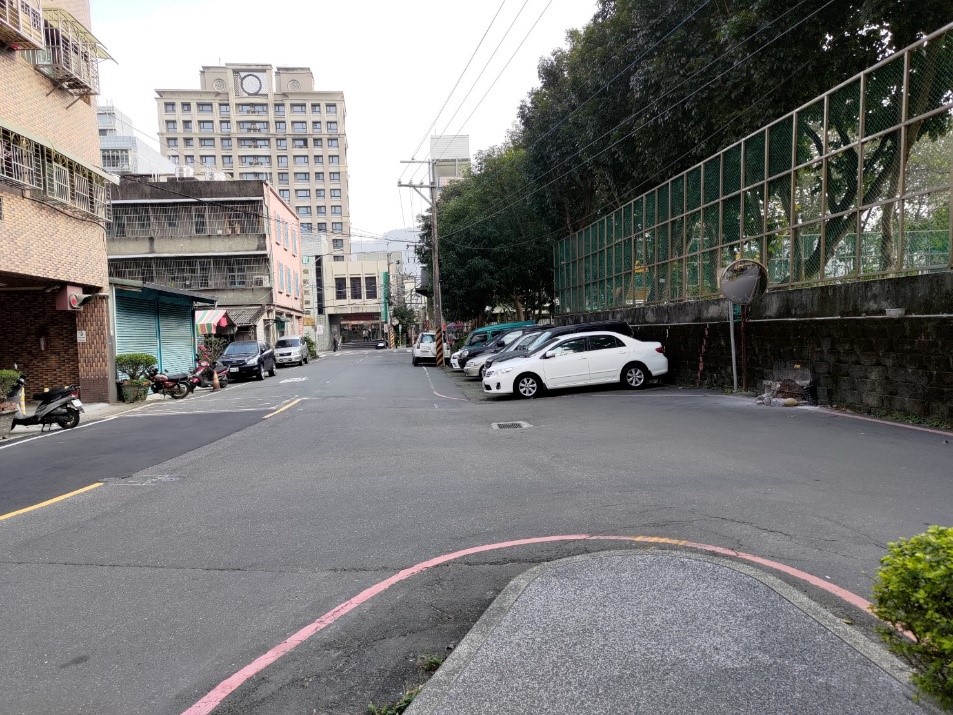 鶯歌高職學校周邊人行道2_改善前