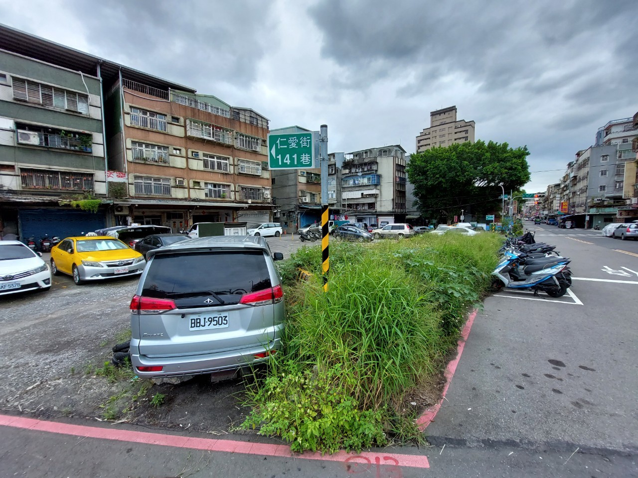 三重區仁愛街靠近國道一號交流道旁空地，路面老舊並長期遭私人占用停車。