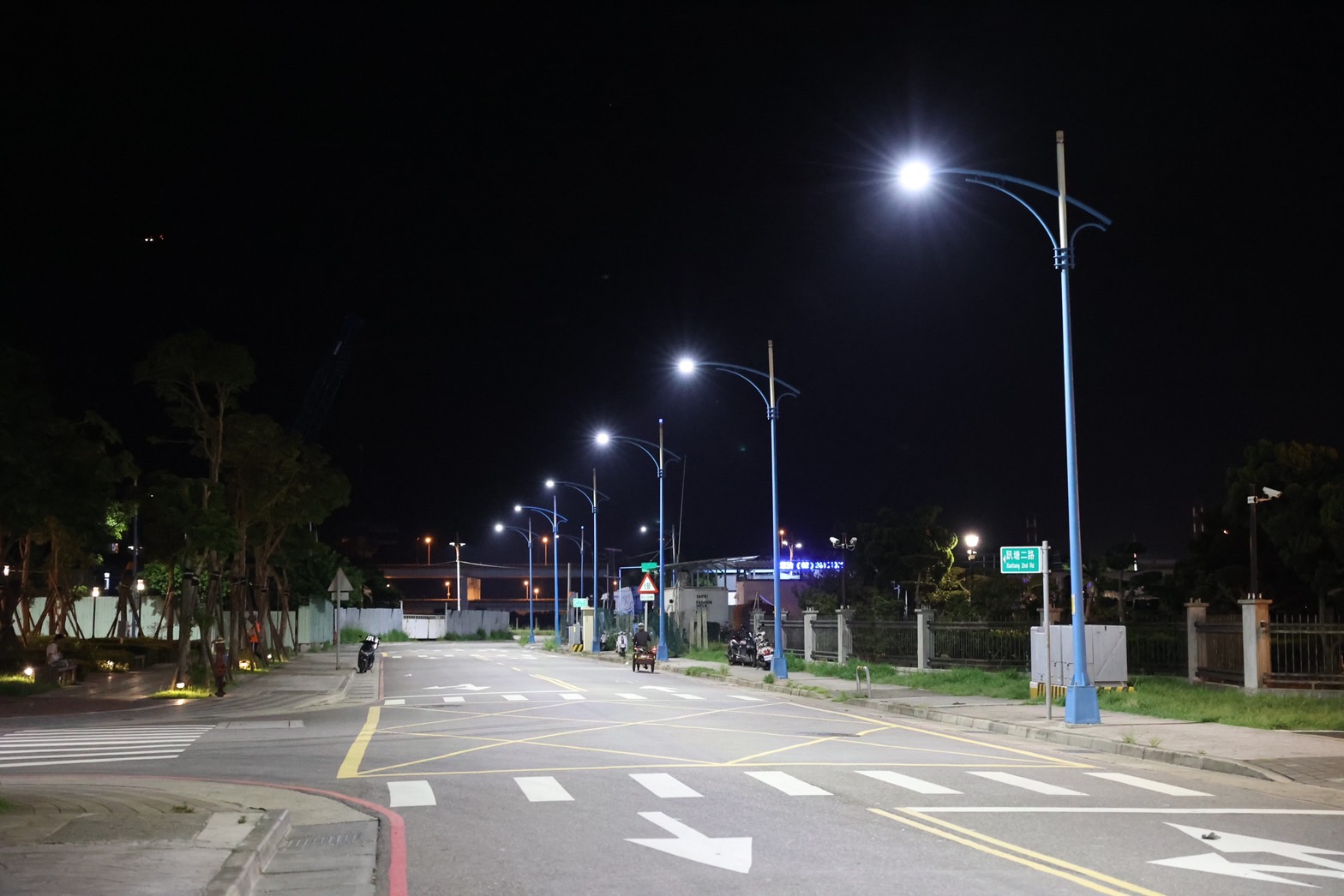 新北市政府「節能路燈換裝計畫」1、2階段至今已完成換裝6.3萬盞故障率偏高的LED燈，今年10月10日起至明年10月9日啟動第3階段，全面汰換剩餘19.3萬盞路燈，為用路人打造安全、舒適、便利的用路環境。