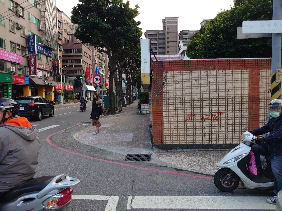 中平路與中原路路口學校側轉角_改善前