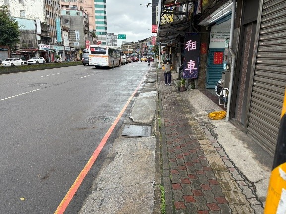 板橋區四川路2段(南雅南路2段至四川路2段34巷)雙號側人行道改善工程改善前