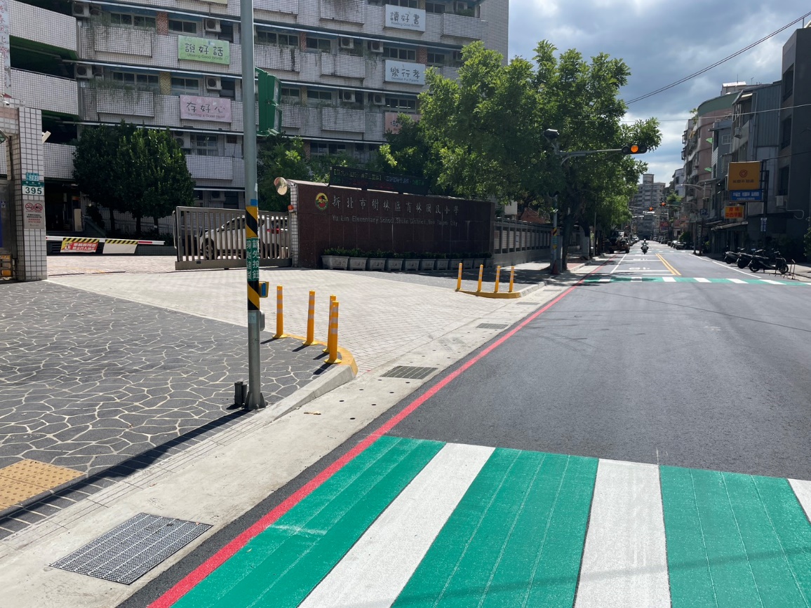 校門口車型斜坡道改善後