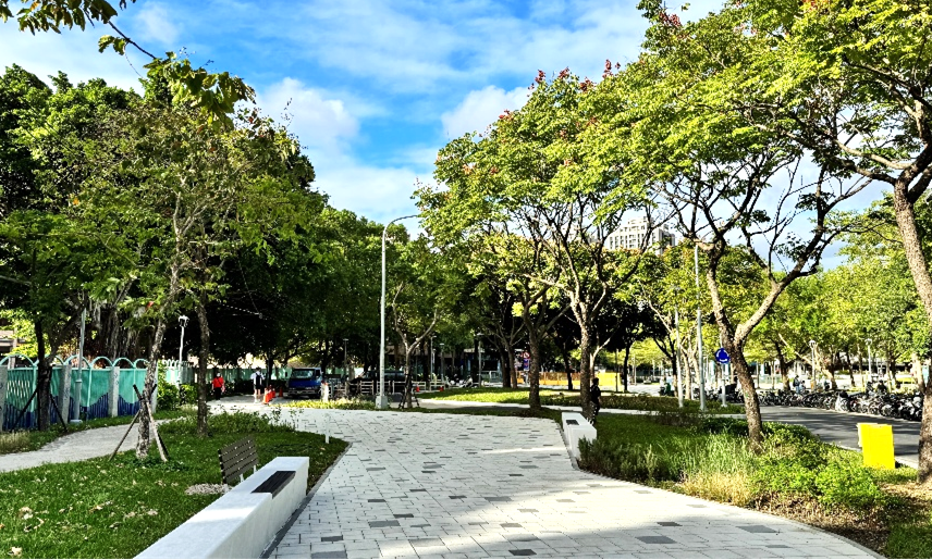 海山路國小圍牆左側人行道改善後